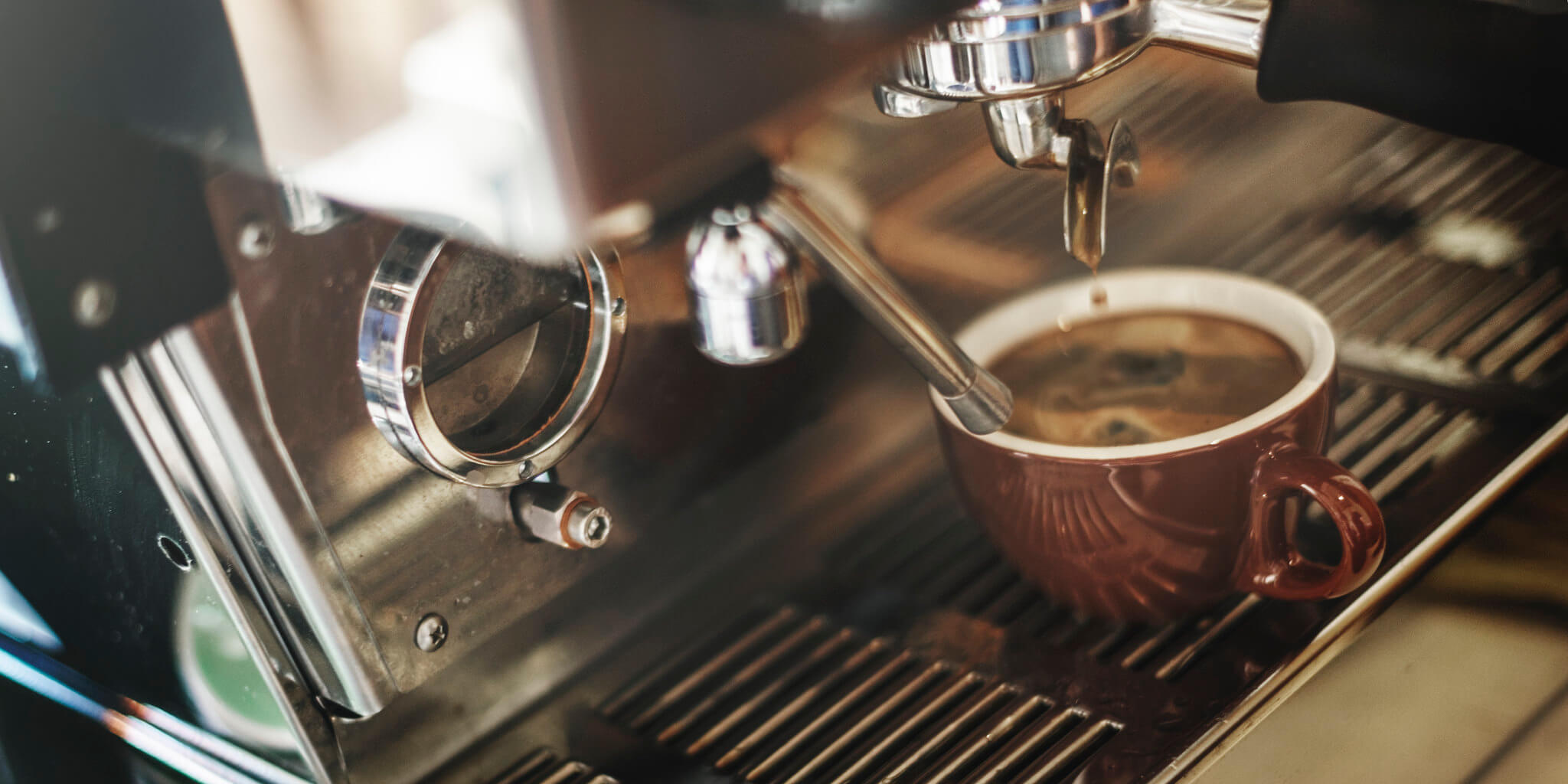 Cafetera exprés haciendo café en pub, bar, restaurante: fotografía